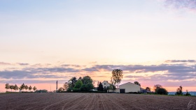 Bauernhof im Abendlicht