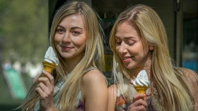 Zwei Damen mit Eis