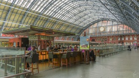 London 113 Eine Bar in der St. Pancras Station in London