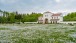 Villa Borg mit Blumenwiese