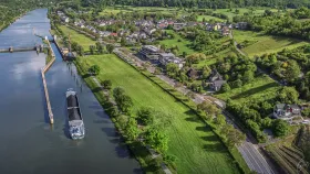 Ein Frachtschiff fährt in Stadtbredimus in die Schleuse