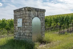 Quellhäuschen in den Weinbergen bei Greiweldingen